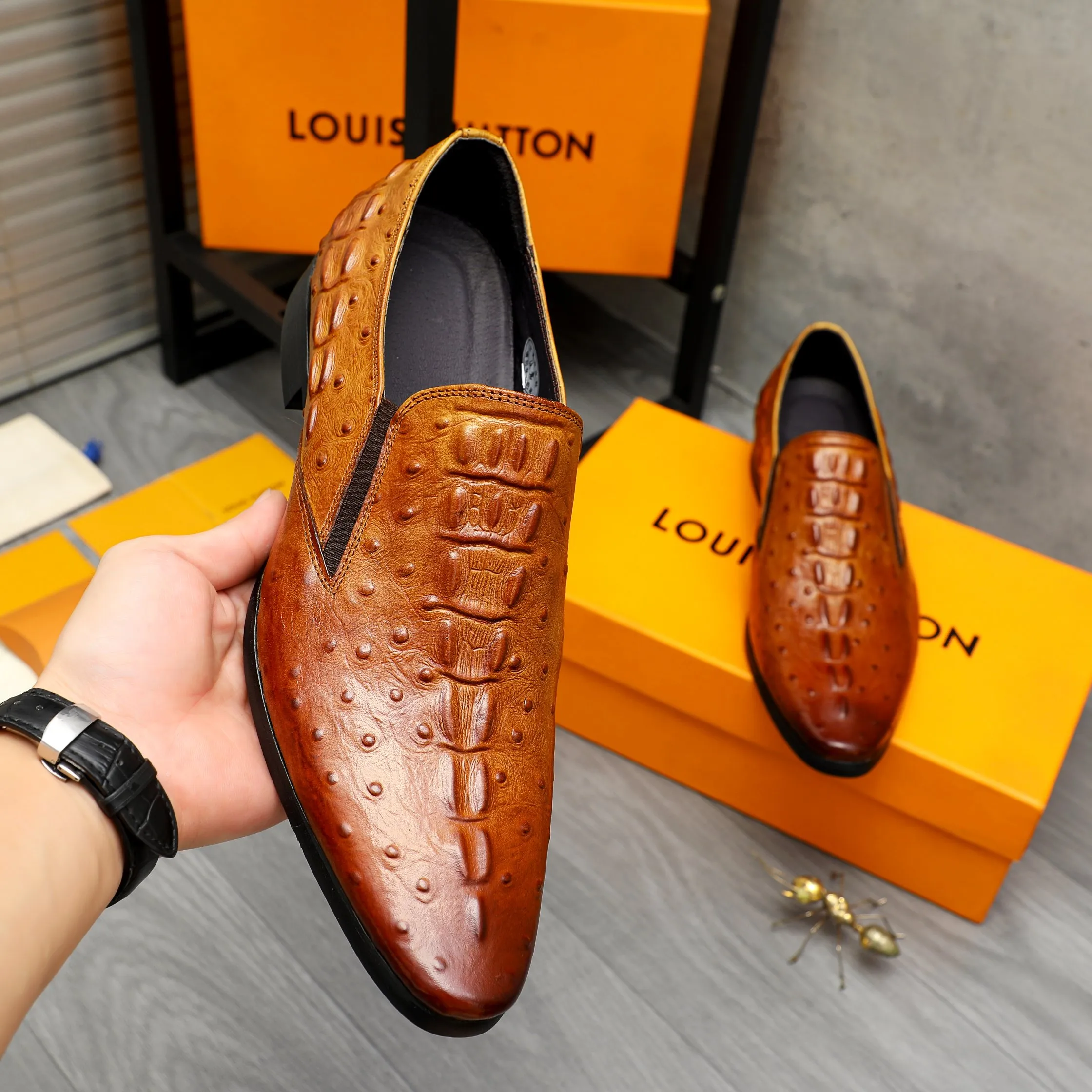 Men's shoes 💰500 Product trademark: LV "Louis Vuitton" business slip-on leather shoes Regular size: 37-46 Product material: Selected crocodile pattern cowhide upper, pigskin lining, rubber outsole